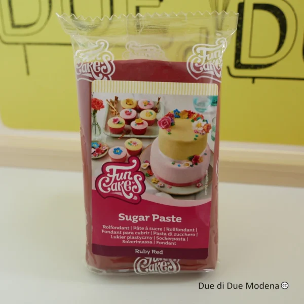 Pasta di zucchero FunCakes Rosso rubino 250 g