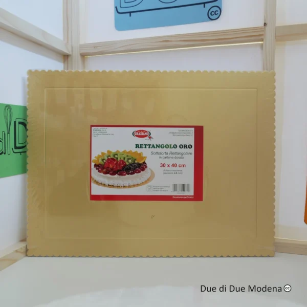 Sottotorta rettangolare in cartone dorato.