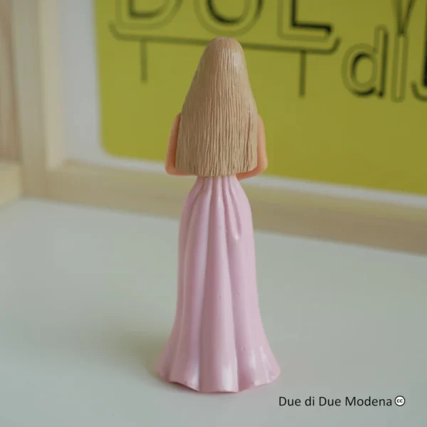 Statuina fanciulla in abito rosa retro