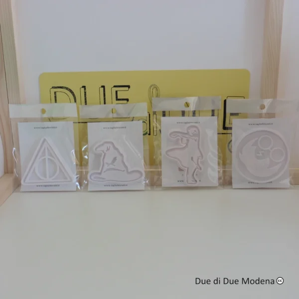 Set di 4 tagliabiscotti a tema magia